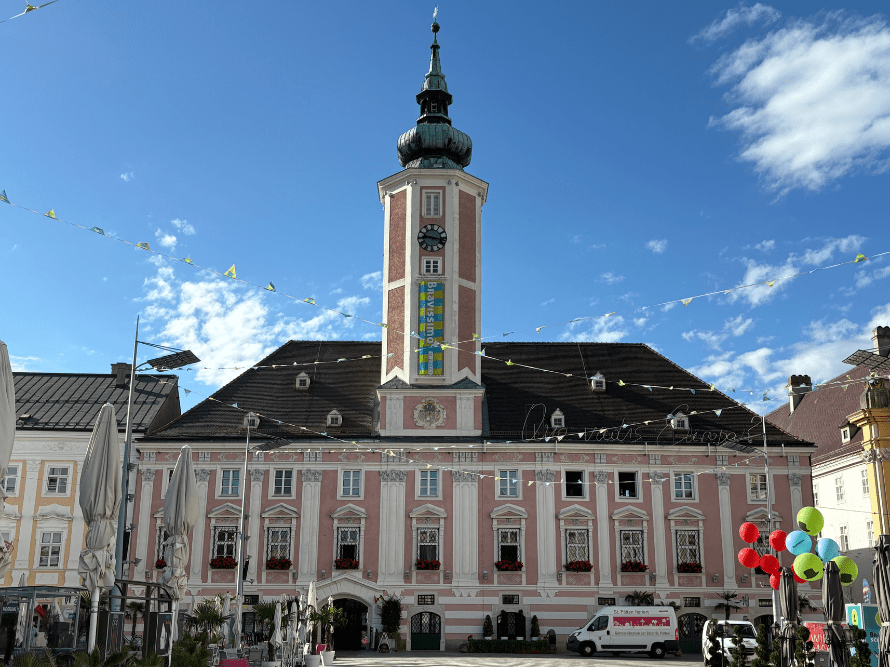 Clădire administrativă publică, context juridic de administrație locală